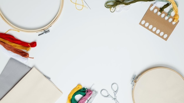 Рабочее место с вышивкой и инструментами